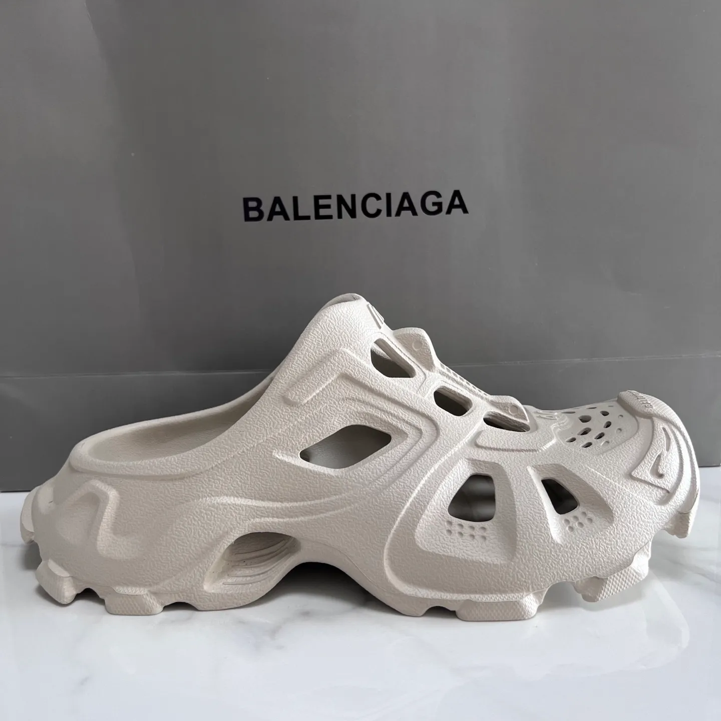 👟👟Ex-factory price 380👟👟 Balenciaga must-have beach shoes for summer. Men's and women's shoes are made of ultra-light 95% (injection molding) EVA plastic, 5% foam plastic foam cushioning material#Ultra-lightweight one-piece foam shoe mold❗New summer product, French high-end luxury brand - Balenciaga BALENCIAGA 3XL Rubber Low Top Sneakers 3XL version series summer beach wading versatile trendy lace-up casual sports hole sandals. Size: 35-46